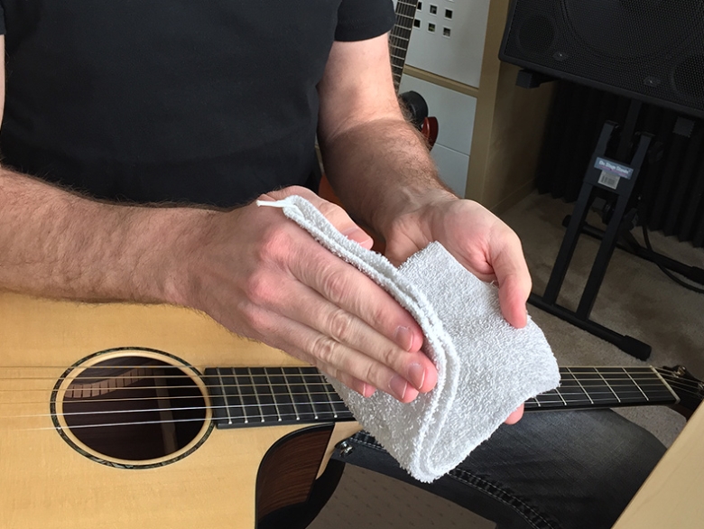 Clean Guitar Strings