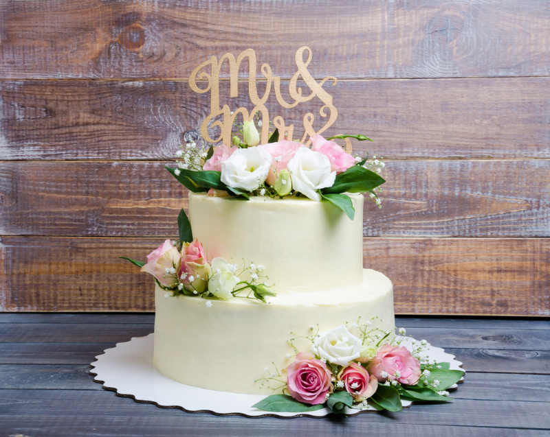 Two,Layered,Wedding,Cream,Cheese,Cake,With,Roses,And,Eustoma